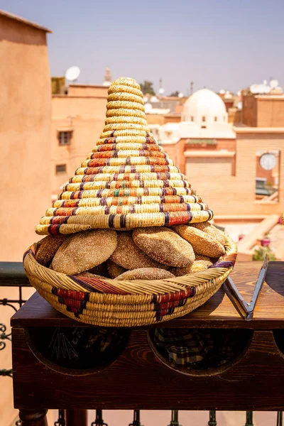 Μαροκινό Flatbread Ψωμί Ένα Ψάθινο Παραδοσιακό Πιάτο Καπάκι — Φωτογραφία Αρχείου
