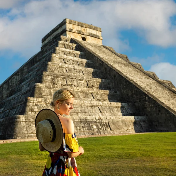 Chica Con Sombrero Cerca Pirámide Maya Chichén Itzá Yucatán México — Foto de Stock
