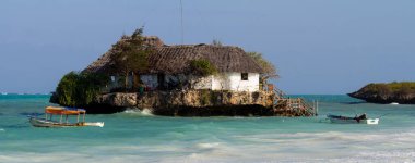 Zanzibar, Tanzanya, Afrika 'da denizde bir rock restoranı.