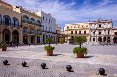 Havana 'nın ünlü meydanı, Plaza Vieja. Küba