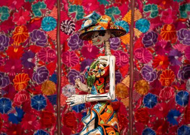  Şapkalı bir kadın iskeleti ve renkli Meksika kıyafetleri. Meksika 'da Ölüm Günü Festivali.