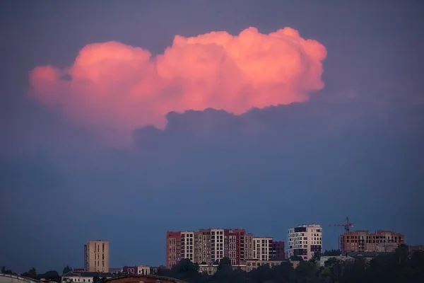 Nube Rosa Ardiente Sobre Ciudad Lviv Amanecer — Foto de Stock