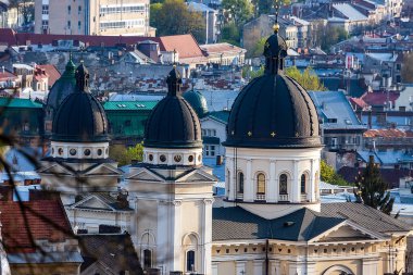 Şekil Değiştirme Kilisesi 'nin kubbeleri görünüyor. Lviv şehrinin eski tarihi kısmı. Ukrayna