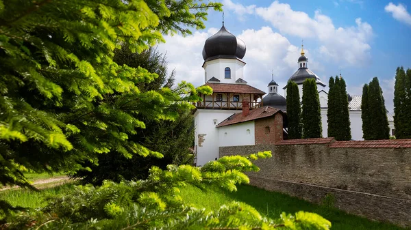 Krekhiv manastırı, Lviv bölgesinin Zhovkiv ilçesinde yer alan Krekhiv köyü yakınlarında inşa edilmiştir..