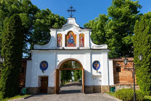 Zhovkva kentindeki Krekhovsky manastırına giriş. Ukrayna