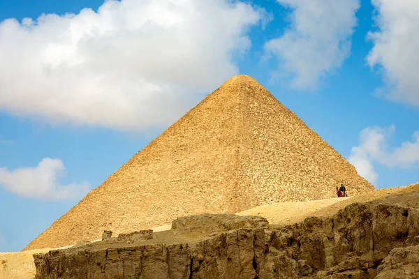 Вид Египетскую Пирамиду Фоне Голубого Неба Облаками Гиза Каир Египет — стоковое фото