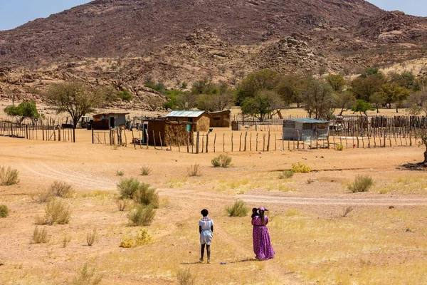Namibya 'daki geleneksel köy manzarası