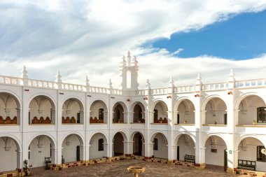 Sucre, Bolivya 'daki San Francisco Üniversitesi' nin avlusu Xavier de Chuquisaca