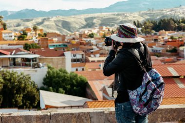 Sucre şehrinin fotoğraflarını çeken bir turist. Bolivya 'da. Bulanık şehir arkaplanı