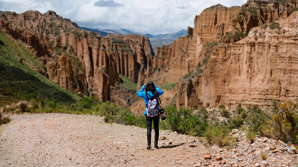 Турист фотографирует Каньон-де-Палка недалеко от Ла-Паса, Боливия.