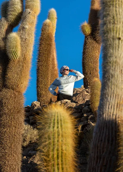 Turista Mira Cactus Isla Incahuasi Desierto Sal Uyuni Bolivia — Foto de Stock