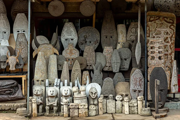 Endonezya hatıraları. Ubud 'da geleneksel Bali hatıra eşyaları satışı. Bali.