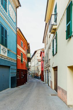 Albenga şehrindeki dar renkli cadde. İtalya