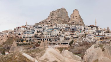 Şehir manzarası, Ortahisar kalesi, kayalıklardaki eski evler. Kapadokya. Nevsehir vilayeti. Türkiye