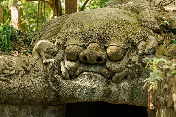 Stenen Standbeeld Bij Ingang Van Monkey Forest Reserve Ubud Bali — Stockfoto