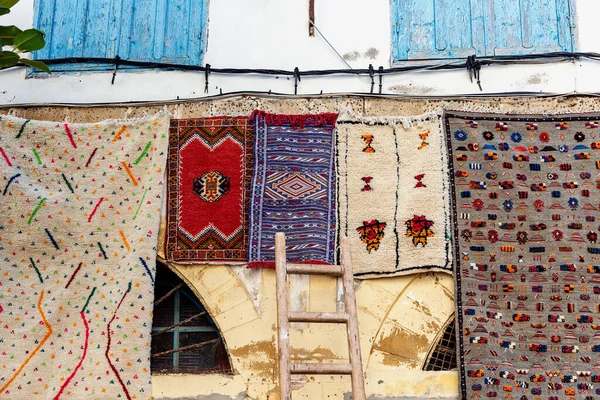 Μαροκινά Χαλιά Στον Τοίχο Του Σπιτιού Πώληση Μαρόκο Αγορά — Φωτογραφία Αρχείου