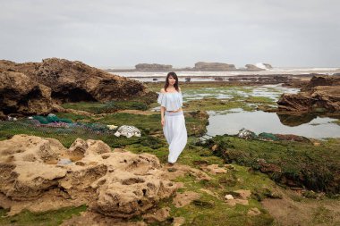 Atlantik Okyanusu kıyısındaki esmer kız. Essaouira. Fas