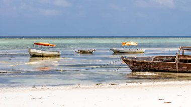 Geleneksel Tanzanya tekneleri mavi gökyüzüne ve okyanusa karşı. Zanzibar.