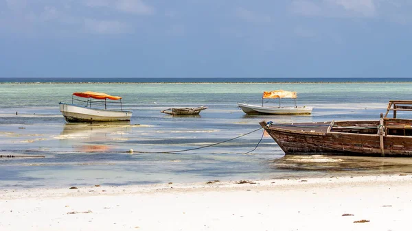 Traditional Tanzanian Boats Blue Sky Ocean Zanzibar — ストック写真