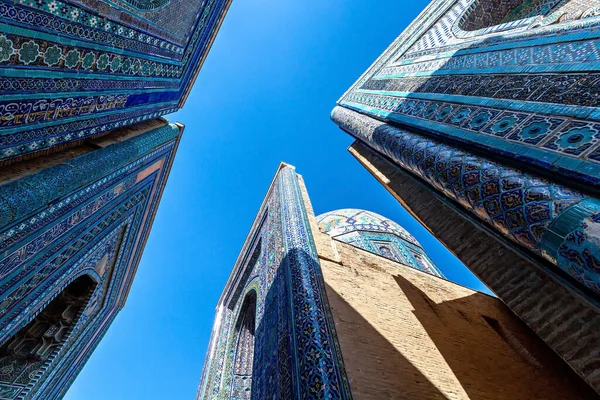 Cami duvarlarının manzarası, fayanslarla süslenmiş, mermer oyulmuş. Semerkand. Özbekistan