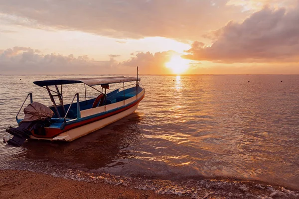 Motor Boat Sea Sunrise Bali Indonesia — Foto de Stock