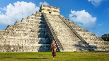 Meksika 'nın Chichen Itza şehrinde Kukulkan Piramidinin önünde bir kız. Yucatan, Meksika