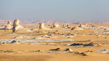 Beyaz çölde şafak vakti kumtaşı oluşumları. Siyah beyaz çöl. Mısır.