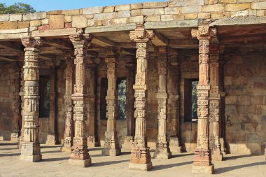 Qutub Minar, Delhi, Hindistan 'daki kumtaşı sütunları