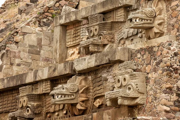 Meksika 'nın Teotihuacan kentindeki Quetzalcoatl Tapınağı' nın (Tüylü Yılan) detayları. Piramidin duvarları taş oymalarla süslenmiş..