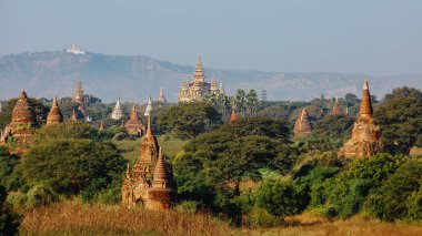 Mandalay 'daki pagoda manzarası. Myanmar.