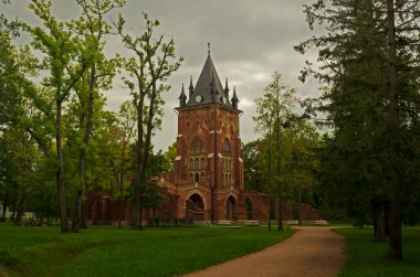 Aleksndnovsky Parkı 'ndaki Chapel Pavilion. Tsarskoe Selo. Bulutlu bir günde şapelin manzarası.