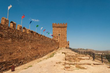 Yazın güneşli bir günde kalenin ve Konsolosluk Kalesi 'nin manzarası. Zander. Kırım.