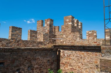 Konsolosluk Kalesi 'nin avlusundan kuleyi görüyorum. Sudak Kalesi. Kırım.
