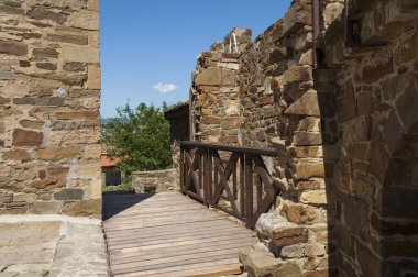 Antik kaledeki tahta köprünün manzarası