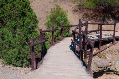 Dağlarda bir torpido gözünde tahta köprü