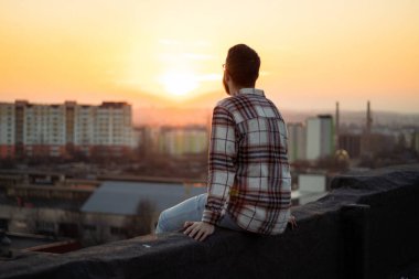 gün batımını izlemek adam