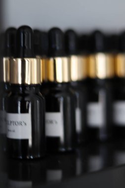 Asfaltta duran bir akçaağaç yaprağı.