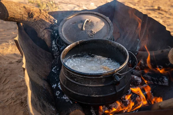 ポイケ鍋 キャンプファイヤー コルドロン料理 火場で外で食べ物を作る ヘデラ オルガ ビーチ近くのイスラエルで撃たれた おいしい 慰めの食べ物 — ストック写真