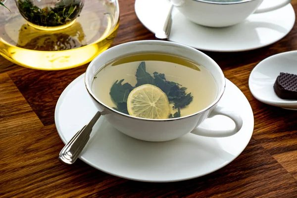 Güzel bir fincanda limon çayı