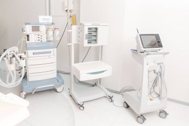 Tomografi veya MRI tarama odasında teknolojik olarak gelişmiş ekipmanlar. Modern hastane laboratuvarı. Radyografi bölümünün içi. Manyetik rezonans tanılama makinesi