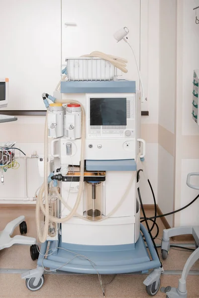 Технологически продвинутое оборудование в компьютерной томографии или комнате МРТ. Современная больничная лаборатория Интерьер отделения радиографии. Магнитно-резонансная диагностика — стоковое фото