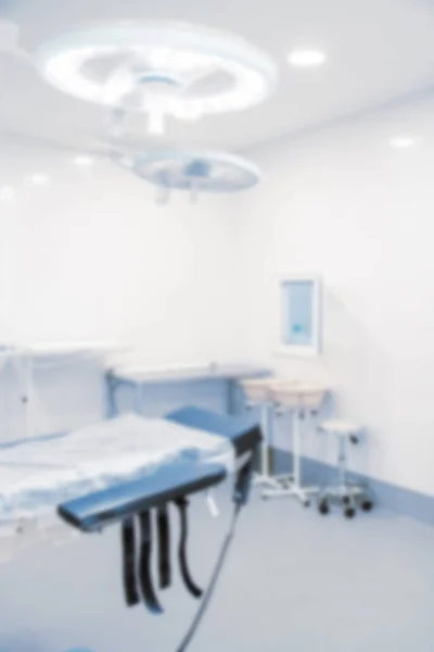 Розмита порожня операційна кімната інтер'єру та сучасне обладнання в лікарні. Медичний пристрій для хірургічної хірургії невідкладної допомоги у стилі синього тону. Зберегти концепцію лікування життя — стокове фото