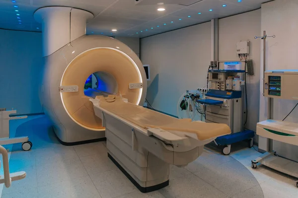 Medicinsk datortomografi eller magnetröntgen i det moderna sjukhuslaboratoriet. Interiör på röntgenavdelningen. Teknologiskt avancerad utrustning i vitt rum. Maskiner för diagnostik av magnetisk resonans — Stockfoto