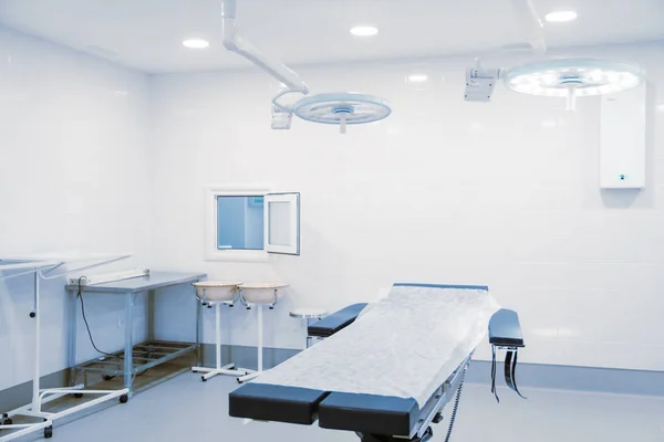Κενό εσωτερικό χειρουργείο και σύγχρονος εξοπλισμός στο νοσοκομείο. Ιατρική συσκευή για χειρουργό χειρουργό ασθενή έκτακτης ανάγκης σε μπλε ύφος. Αποθήκευση ζωής ιατρική θεραπεία έννοια — Φωτογραφία Αρχείου