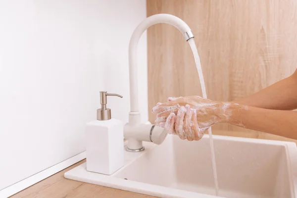 Handen wassen onder de stromende kraan. Handen wassen wrijven met zeep voor preventie van corona virus, hygiëne om te stoppen met het verspreiden van corona virus in of openbare wasruimte. Hygiëne concept hand detail — Stockfoto