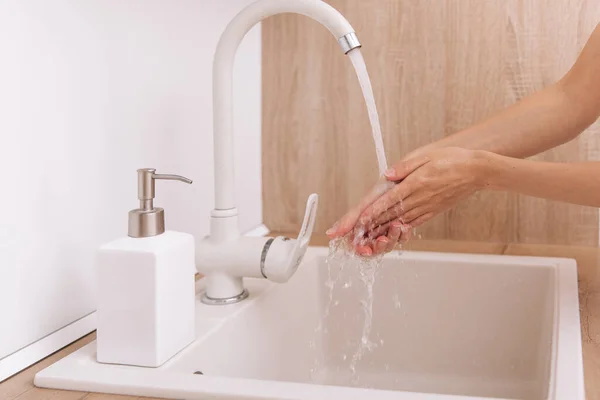 Lavarse las manos bajo el grifo de agua corriente. Lavarse las manos frotándose con jabón para la prevención del virus de la corona, higiene para dejar de propagar el virus de la corona en el baño público o. Concepto de higiene detalle de la mano —  Fotos de Stock