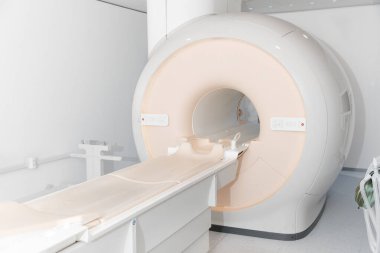 Modern hastane laboratuvarında tıbbi tomografi ya da MRI taraması. Radyografi bölümünün içi. Beyaz odada teknolojik olarak gelişmiş ekipmanlar var. Manyetik rezonans tanılama makinesi