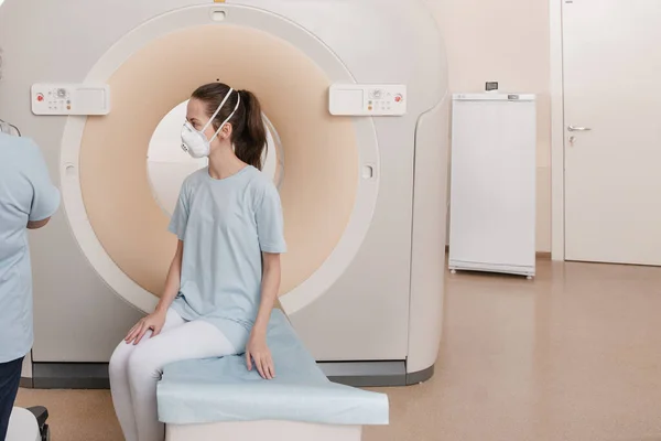 Medicinsk datortomografi eller magnetröntgen med en patient i det moderna sjukhuslaboratoriet. Interiör på röntgenavdelningen. Teknologiskt avancerad utrustning i vitt rum. Maskiner för diagnostik av magnetisk resonans — Stockfoto