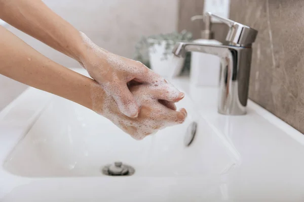 Handen wassen onder de stromende kraan. Handen wassen wrijven met zeep voor preventie van corona virus, hygiëne om te stoppen met het verspreiden van corona virus in of openbare wasruimte. Hygiëne concept hand detail — Stockfoto