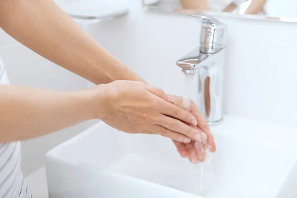 Lavarsi le mani sotto il rubinetto dell'acqua corrente. Lavarsi le mani strofinando con sapone per la prevenzione del virus della corona, l'igiene per smettere di diffondere il virus della corona o il bagno pubblico. Igiene concetto mano dettaglio — Foto Stock